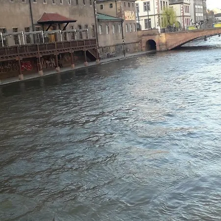 Les Halles De *
